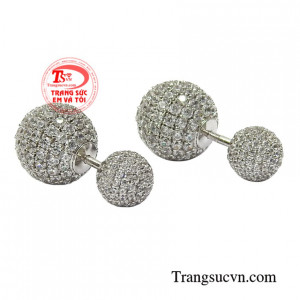 Sản phẩm được chế tác kiểu dáng độc đáo với điểm nhấn là những viên cz đính kết với nhau tạo độ lấp lánh giúp người đeo trông thu hút hơn.