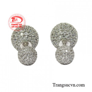 Hoa tai vàng trắng kiểu cách chất lượng là tâm điểm của mọi sự chú ý.