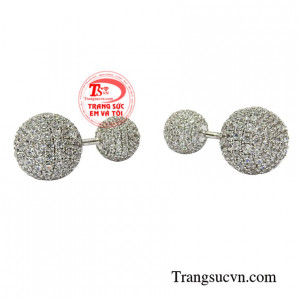 Đôi bông tai này mang đến vẻ thời thượng, duyên dáng đến cho phái đẹp.