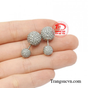 Hoa tai vàng trắng kiểu cách tinh tế.