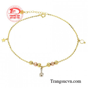 Với sự kết hợp hài hòa giữa vàng màu, vàng trắng, vàng hồng tạo vẻ thời trang và vô cùng ấn tượng đến cho người đeo.