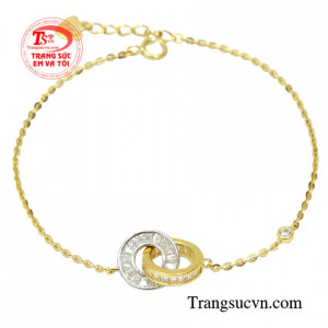 Sản phẩm mang đến vẻ duyên dáng và đầy thanh lịch cho phái đẹp, giúp các cô gái trông thu hút hơn trước đám đông.