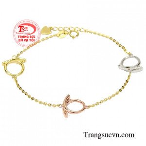 Lắc nữ vàng tây cá tính được chế tác độc đáo, tạo sự mới mẻ.