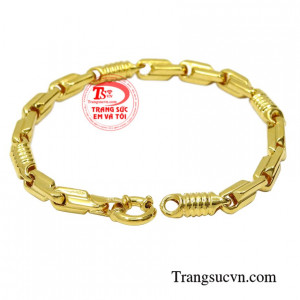 Kiểu chế tác không quá cầu kỳ mang đến vẻ thời trang mà lại không bị lỗi mốt, phù hợp với nhiều kiểu trang phục.