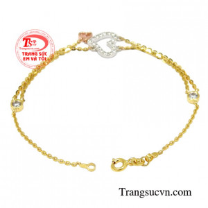 Với sự kết hợp hài hòa của vàng màu, vàng trắng và vàng hồng giúp cho chiếc lắc tay trông nổi bật và thu hút hơn.