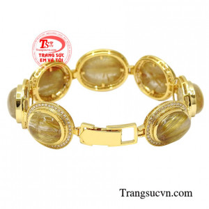 Chiếc lắc tay này sẽ là sự lựa chọn hoàn hảo giúp phái đẹp tôn vinh được nét đẹp cao sang, phong thái thanh lịch của người phụ nữ Á Đông.