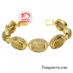 Sản phẩm sẽ là điểm nhấn thu hút khi người đeo kết hợp cùng những bộ đầm dự tiệc hay những bộ áo dài cách tân duyên dáng.