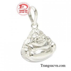 Sản phẩm có thể kết hợp cùng dây chuyền bạc đầy thời trang và phong cách.