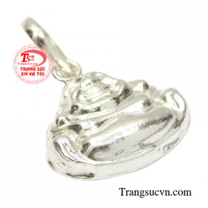 Không chỉ vậy, chiếc mặt dây còn bảo vệ sức khỏe người dùng cho bạc có tính kháng khuẩn và cản gió.