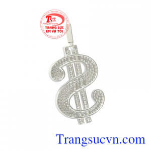Sản phẩm kết hợp cùng dây chuyền bạc tạo nên phong cách thời thượng, cá tính và thu hút hơn.
