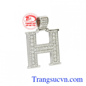 Sản phẩm được người thợ kim hoàn chế tác một các tỉ mỉ từng đường nét cùng với những viên đá moissanite sáng lấp lánh.