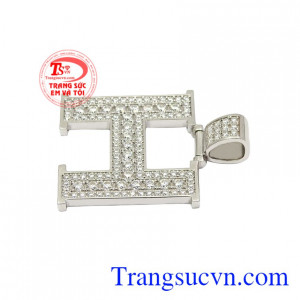 Chiếc mặt dây này giúp cánh mày râu vừa cá tính mà cũng rất sang trọng.