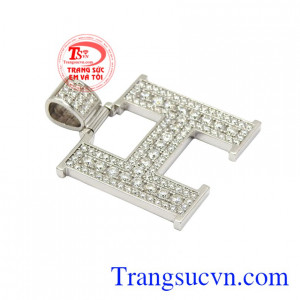 Viên đá này với độ sáng và chất lượng gần giống kim cương nhất mà giá thành không quá cao nên được rất nhiều khách hàng yêu thích.