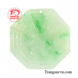 Mặt dây bát quái cẩm thạch được chạm khắc tinh xảo, sáng bóng.