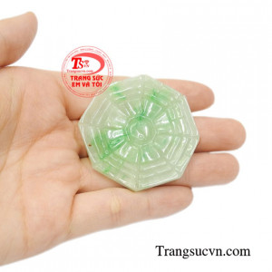 Do đó mẫu mặt dây này vừa mang nét độc đáo, mới lạ vừa đem đến nhiều điềm lành đến cho gia chủ.