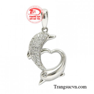 Mặt dây cá heo dễ thương khi kết hợp cùng dây chuyền vàng trắng mang đến vẻ duyên dáng và vô cùng đáng yêu cho nữ giới.