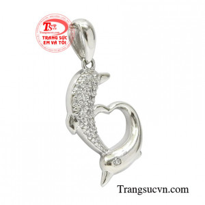 Chiếc mặt dây này được các thợ chế tác hoàn kim làm một cách tỉ mỉ và cẩn thận giúp cho các cô gái đầy thu hút và nổi bật hơn trước đám đông.