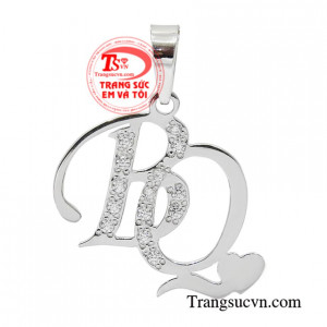 Mặt dây chữ vàng trắng được chế tác bằng công nghệ hiện đại mang đến sản phẩm hoàn hảo dành cho người đeo.