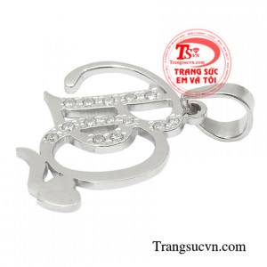 Sản phẩm kết hợp cùng dây chuyền vàng trắng phù hợp với nhiều kiểu trang phục.