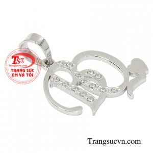 Mặt dây chữ hiện nay đang là xu hướng trang sức được giới trẻ vô cùng ưa chuộng, bởi nó vừa tạo phong cách mà lại không bị lỗi mốt.