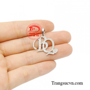 Mặt dây chữ vàng trắng xinh xắn.