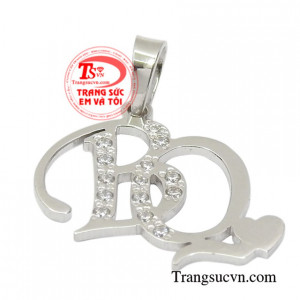 Mặt dây chữ vàng trắng thời thượng.