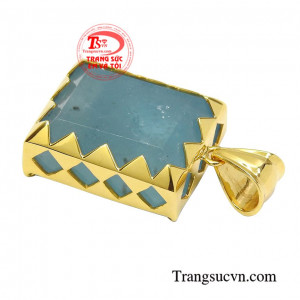 Sản phẩm có thể kết hợp cùng với dây chuyền vàng hay dây da bọc vàng tăng thêm phần lịch lãm, mạnh mẽ cho nam giới.