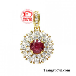 Mặt dây nữ ruby tài lộc chế tác theo công nghệ hiện đại tạo độ sắc nét cho sản phẩm.