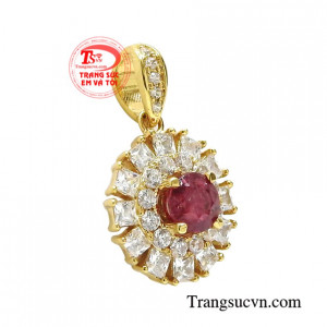 Chiếc mặt dây này khi kết hợp cùng dây chuyền vàng mang đến vẻ vừa sang trọng, vừa thanh lịch đến cho người đeo.