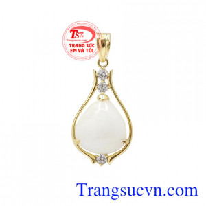 Mặt dây saphir quý phái được chế tác tinh xảo từ chất liệu vàng 14k và viên saphir thiên nhiên.