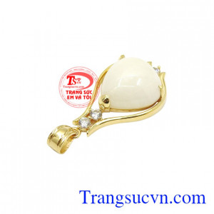 Do vậy, đá saphir thường được gắn lên trang sức đá quý đắt giá, sang trọng.