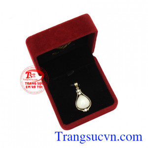 Mặt dây saphir quý phái phù hợp cho người mệnh Thủy và Kim.