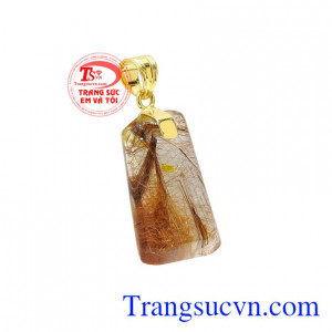 Sản phẩm có thể kết hợp với dây chuyền vàng hay dây da bọc vàng vừa sang trọng, vừa hợp thời trang.