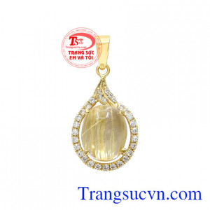 Mặt dây thạch anh tóc quý phái là món quà ý nghĩa để dành tặng cho phái đẹp vào những dịp đặc biệt.