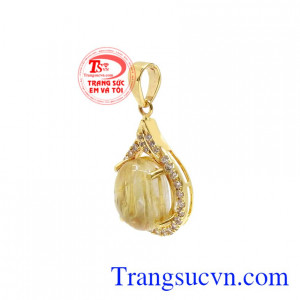 Thạch anh tóc là viên đá được nhiều người biết đến với những công dụng tuyệt vời như điều trị một số bệnh về máu, giúp tinh thần người dùng minh mẫn và thông suốt hơn.