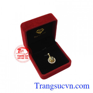 Mặt dây thạch anh tóc quý phái tinh tế.