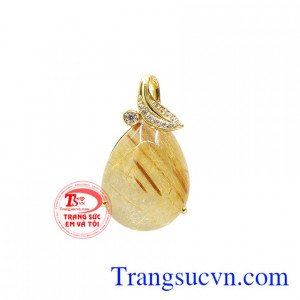 Mặt dây thạch anh tóc thanh tú kiểu chế tác độc đáo, mới lạ từ vàng 14 k mang đến vẻ trang nhã cho người đeo.