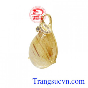 Sản phẩm khi kết hợp cùng dây chuyền vàng vừa hợp thời trang vừa thanh lịch.