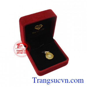 Mặt dây thạch anh tóc thanh tú tinh tế.