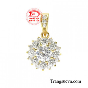 Mặt dây vàng tây ấn tượng kết hợp cùng dây chuyền vàng thu hút mọi ánh nhìn.