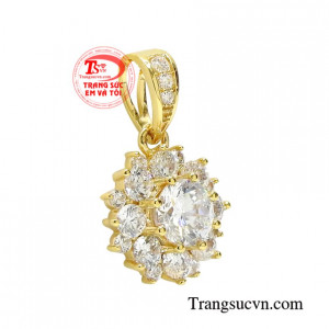 Chiếc mặt dây này được đính kết những viên đá cz sáng lấp lánh mang tới chiếc mặt dây tỏa sáng giúp phái đẹp nổi bật hơn.