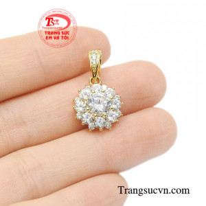 Mặt dây vàng tây ấn tượng duyên dáng.