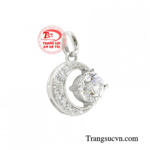 Chế tác từ chất liệu vàng 10k cùng viên cz lấp lánh giúp cho phái đẹp trông thu hút và nổi bật hơn.