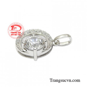 Chiếc mặt dây này khi kết cùng dây chuyền vàng trắng phù hợp với nhiều kiểu trang phục.