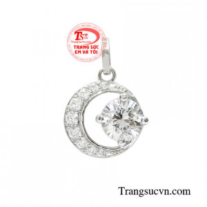 Mặt dây vàng trắng thanh lịch thiết kế tinh tế mang đến vẻ nữ tính cho người đeo.