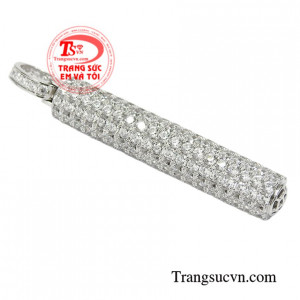 Chiếc mặt dây này sẽ phù hợp khi phối cùng những trang phục kiểu cách tạo nét ấn tượng và thu hút trước đám đông.