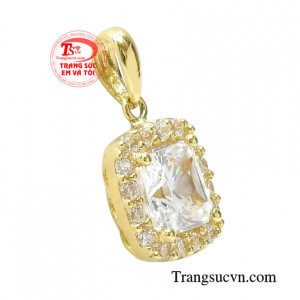 Chiếc mặt dây này khi kết hợp cùng dây chuyền vàng mang đến vẻ thanh thoát và vô cùng duyên dáng cho phái đẹp.