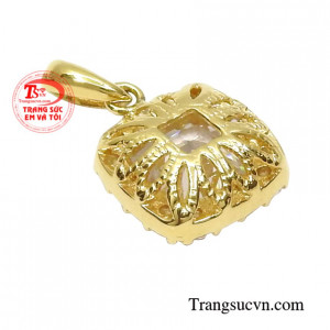 Mặt nữ vàng tây thanh lịch tinh tế.