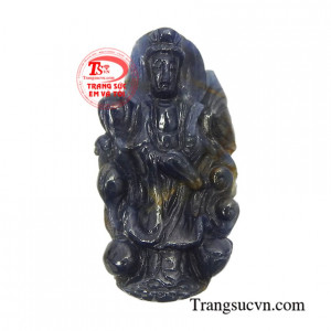 Mặt Phật Bà Quan Âm cát khí chạm khắc bằng đá saphir chất lượng cao, tinh xảo và sắc nét.