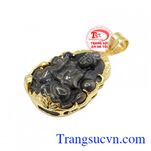 Kết hợp cùng đá sapphire là viên đá của sự thịnh vượng và tài lộc càng tăng thêm giá trị cho sản phẩm